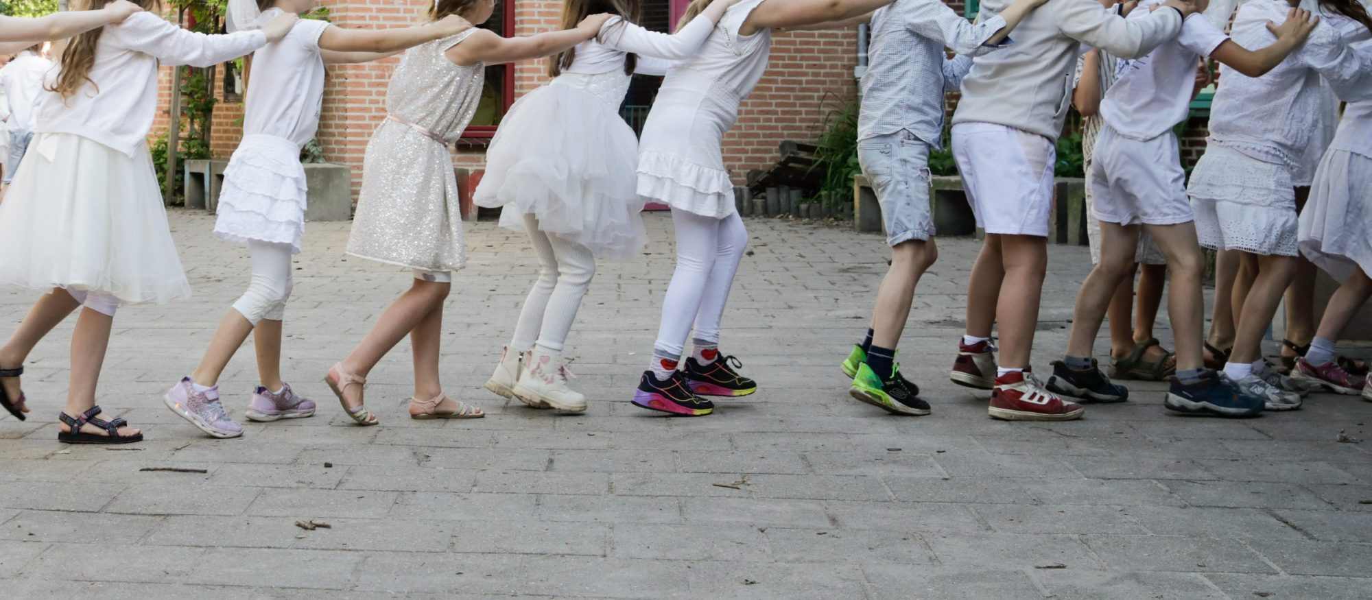 Kinderen aan tafel tijdens een jaarfeest op de Zevenster