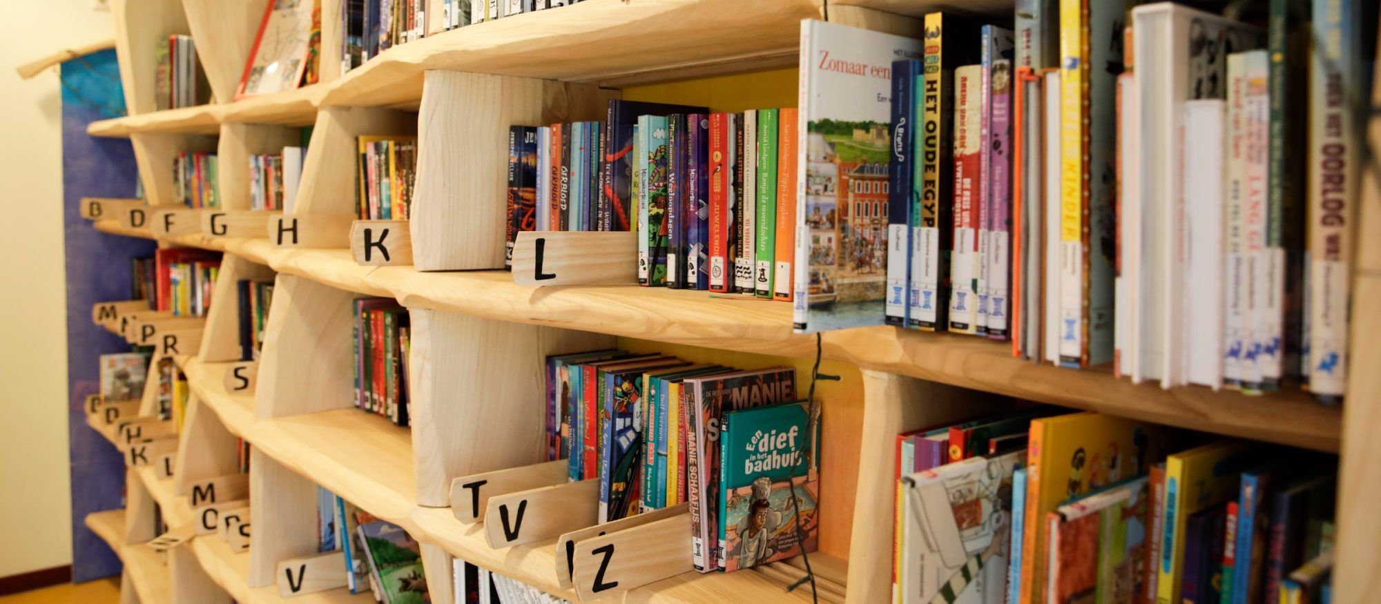 Een kind leest op de Zevenster