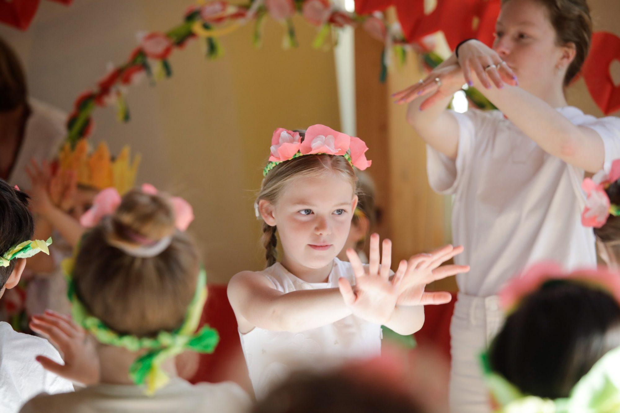 Kind schildert met waterverf op de Zevenster