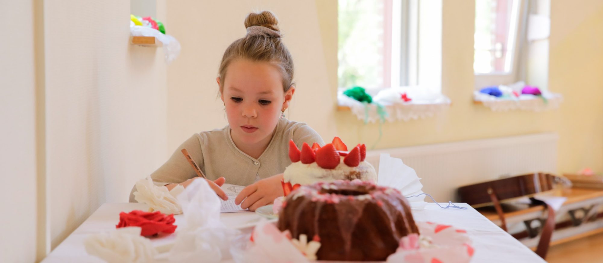 Kinderen eten samen aan tafel op de Zevenster